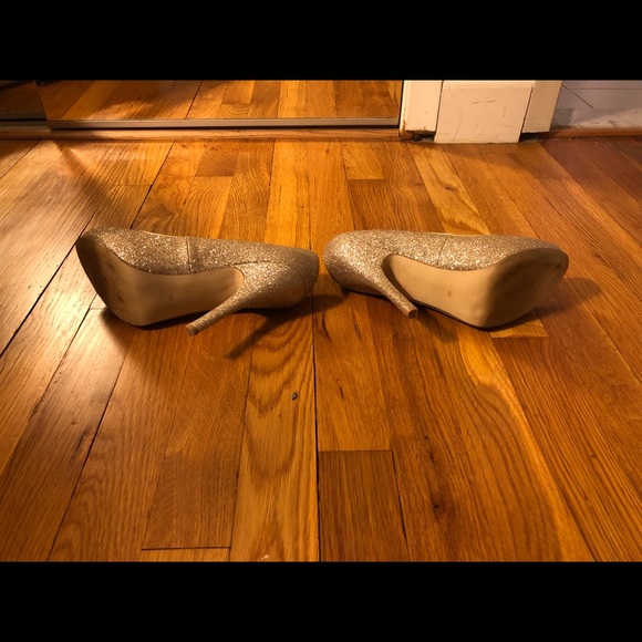 Sparkly gold Guess heels 👠 - Picture 5 of 6